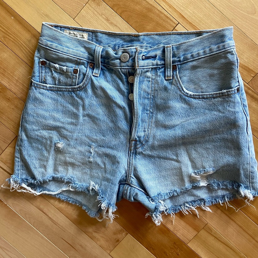 Levis cut off short